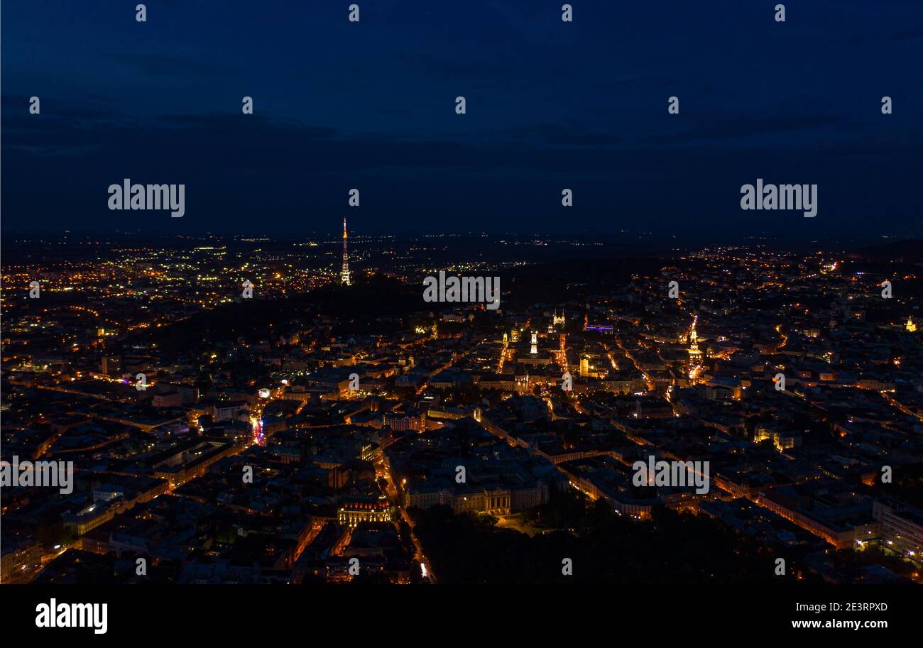 Lviv, Ukraine - August, 2020: Luftaufnahme auf Lviv, Ukraine in der Nacht von Drohne Stockfoto