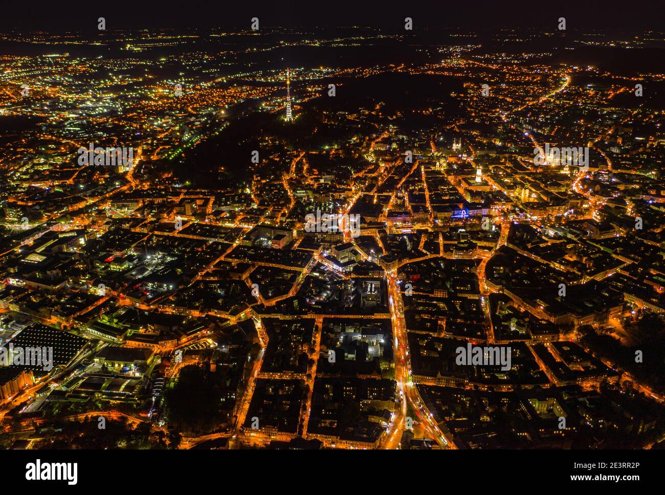 Lviv, Ukraine - August, 2020: Luftaufnahme auf Lviv, Ukraine in der Nacht von Drohne Stockfoto