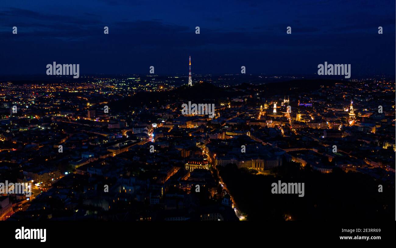 Lviv, Ukraine - August, 2020: Luftaufnahme auf Lviv, Ukraine in der Nacht von Drohne Stockfoto