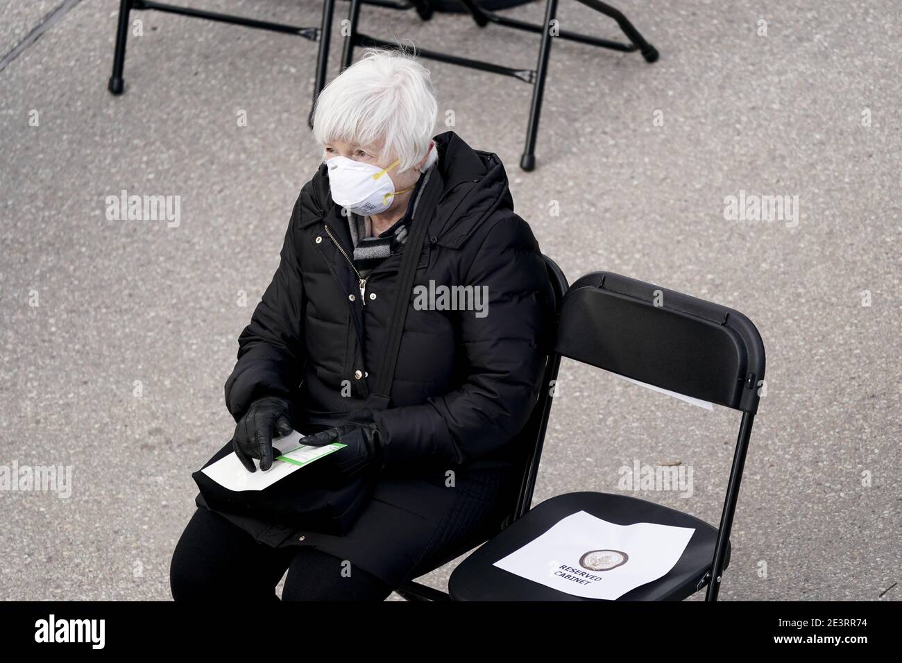 Janet Yellen, US-Finanzminister Nominee für US-Präsident-gewählten Joe Biden, trägt eine Schutzmaske während der Teilnahme an der 59. Amtseinführung des Präsidenten in Washington, D.C., USA, am Mittwoch, 20. Januar 2021. Biden wird an seinem ersten Tag als Präsident eine umfassende Reform der Einwanderung vorschlagen, einschließlich eines verkürzten Weges zur US-Staatsbürgerschaft für Migranten ohne Papiere - eine vollständige Umkehr von Donald Trumps Einwanderungsbeschränkungen und -Niederlagen, die jedoch mit großen Hinderungsgründen im Kongress konfrontiert ist. Fotograf: Kevin Dietsch/UPI / MediaPunch Stockfoto