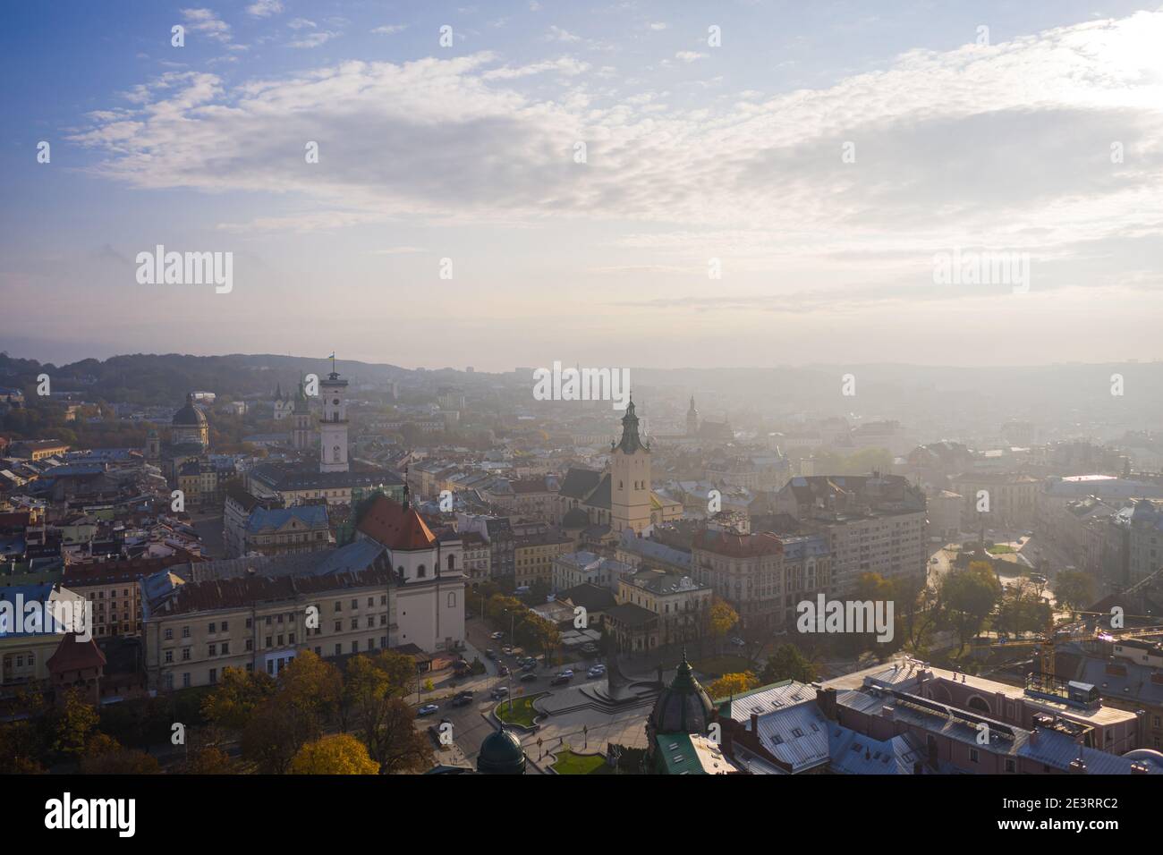 Lviv, Ukraine - August , 2020: Luftaufnahme des Rathauses und der lateinischen Kathedrale in Lviv, Ukraine von Drohne Stockfoto