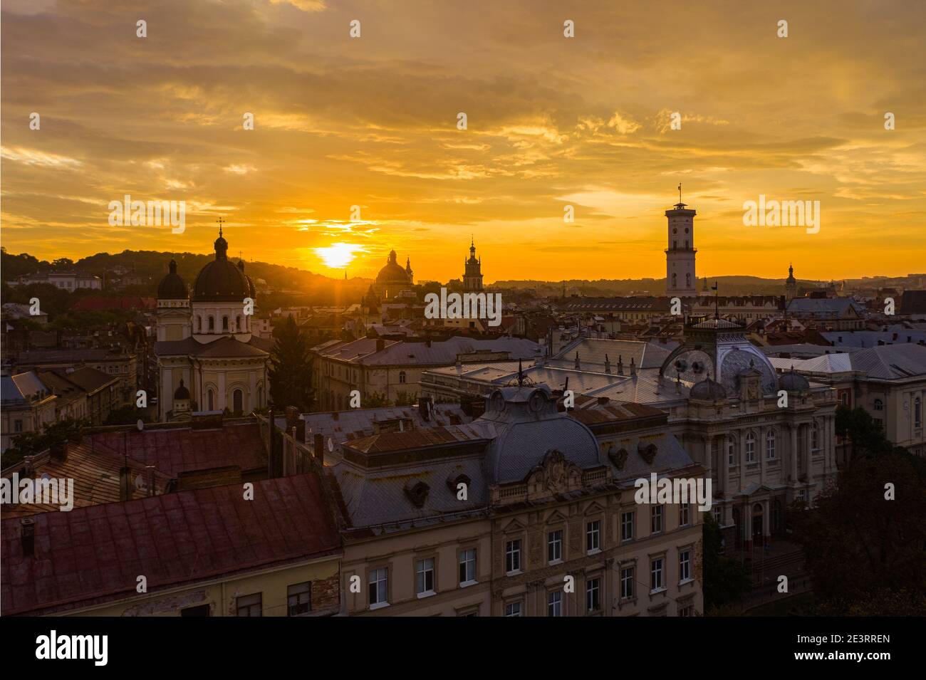 Lviv, Ukraine - August, 2020: Blick auf die Kirche der Verklärung in Lviv, Ukraine von Drohne Stockfoto
