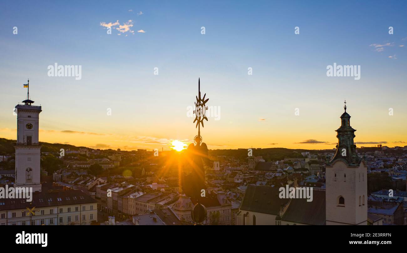 Lviv, Ukraine - August , 2020: Luftaufnahme des Rathauses und der lateinischen Kathedrale in Lviv, Ukraine von Drohne Stockfoto
