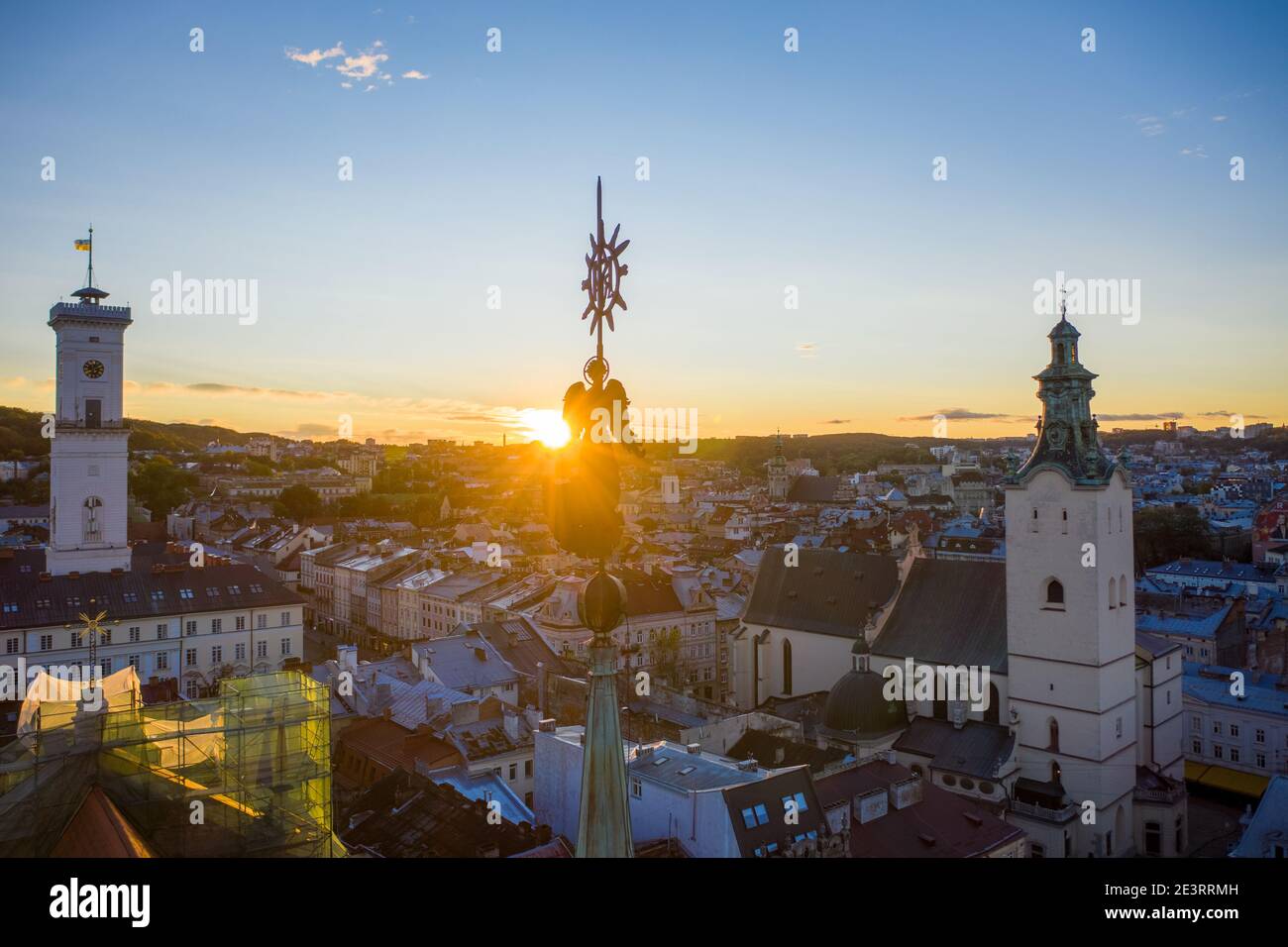Lviv, Ukraine - August , 2020: Luftaufnahme des Rathauses und der lateinischen Kathedrale in Lviv, Ukraine von Drohne Stockfoto