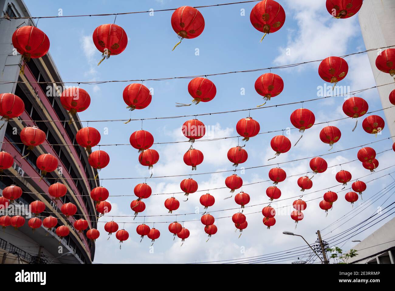 Die Straße mit chinesischen Papierlaternen geschmückt, um Chinesisch zu feiern Neujahrsfest Stockfoto