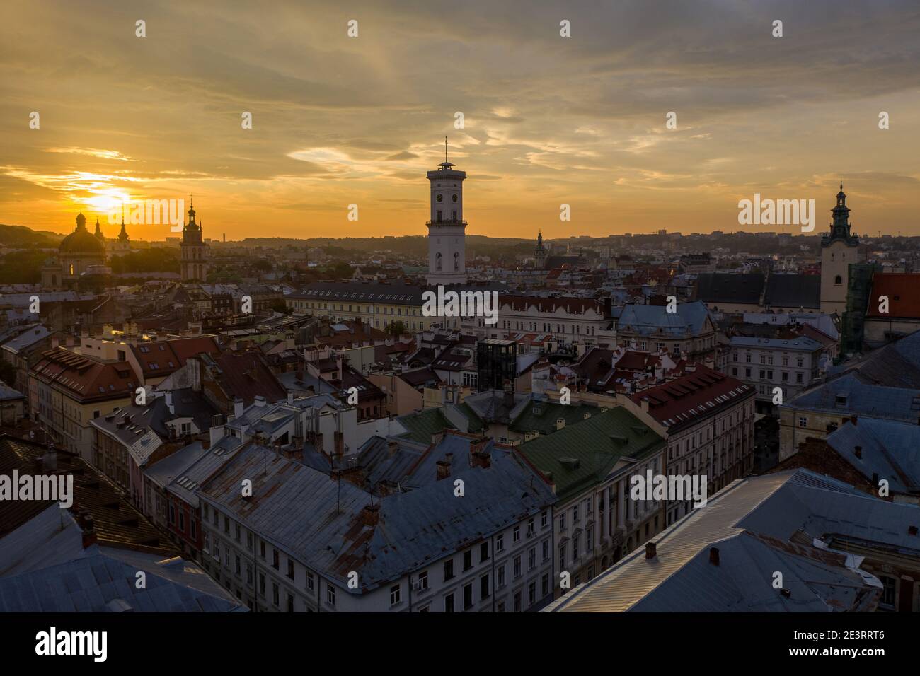 Lviv, Ukraine - August , 2020: Luftaufnahme des Rathauses und der lateinischen Kathedrale in Lviv, Ukraine von Drohne Stockfoto