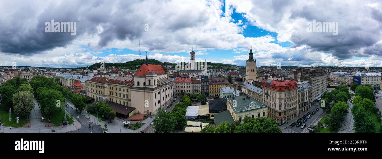 Lviv, Ukraine - August , 2020: Luftaufnahme der Jesuitenkirche, des Rathauses und der lateinischen Kathedrale in Lviv, Ukraine von Drohne Stockfoto