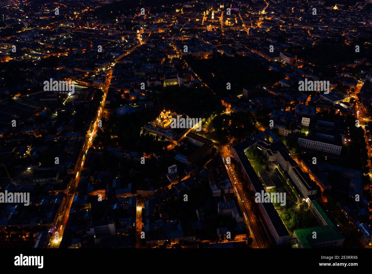 Lviv, Ukraine - August, 2020: Luftaufnahme der St. Georgs Kathedrale in Lviv, Ukraine von Drohne bei Nacht Stockfoto