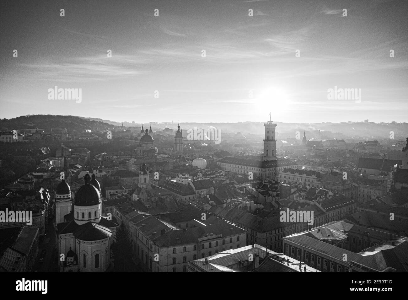 Lviv, Ukraine - August, 2020: Blick auf die Kirche der Verklärung in Lviv, Ukraine von Drohne Stockfoto