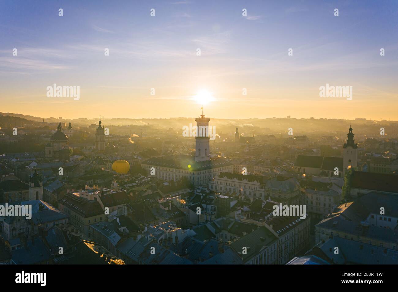 Lviv, Ukraine - August , 2020: Luftaufnahme des Rathauses und der lateinischen Kathedrale in Lviv, Ukraine von Drohne Stockfoto