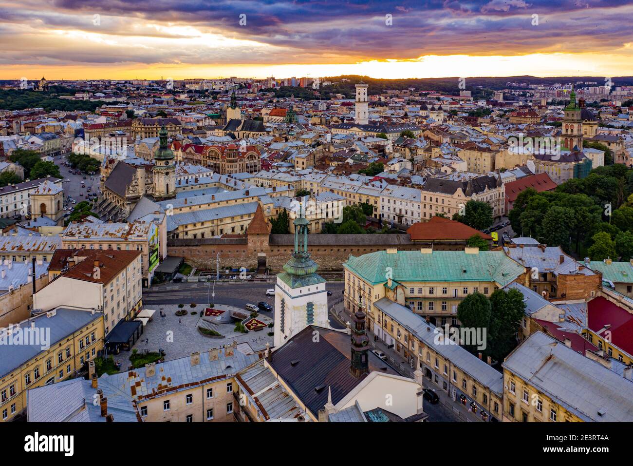 Lviv, Ukraine - August, 2020: Luftaufnahme auf Hlyniany Tor, Bernardine Kirche, Johann Georg Pinsel Museum der Sacral Baroque Skulptur Stockfoto