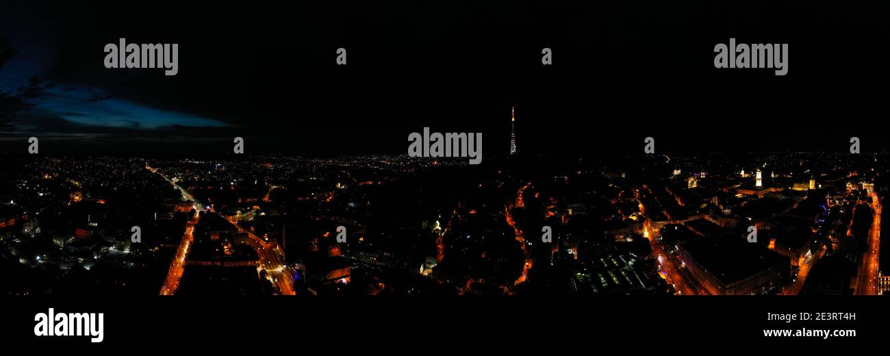 Lviv, Ukraine - August, 2020: Luftaufnahme auf Lviv, Ukraine in der Nacht von Drohne Stockfoto