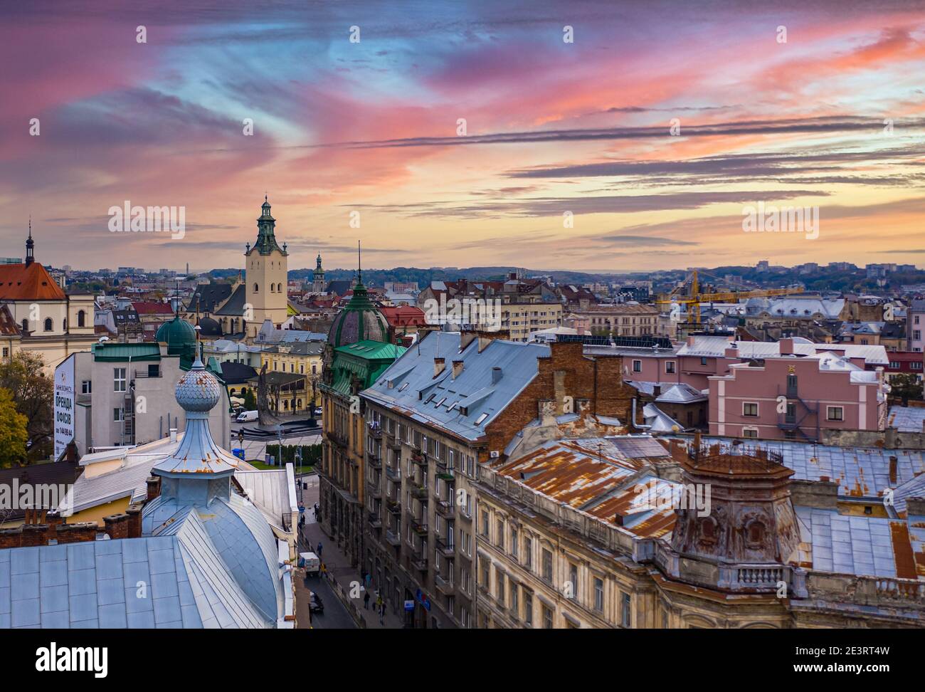 Lviv, Ukraine - August , 2020: Luftaufnahme der Jesuitenkirche, des Rathauses und der lateinischen Kathedrale in Lviv, Ukraine von Drohne Stockfoto