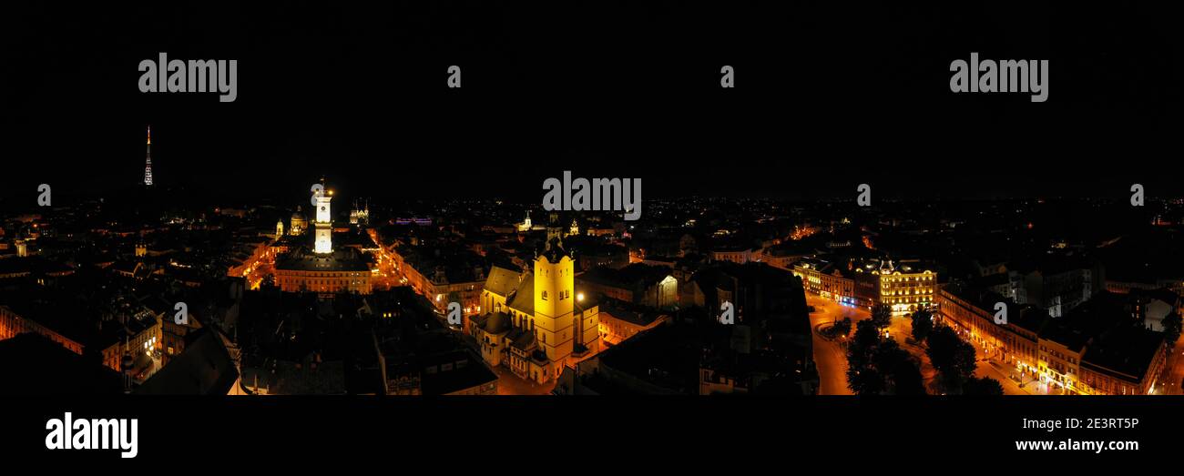 Lviv, Ukraine - August, 2020: Blick auf Lviv Rathaus in der Nacht von Drohne Stockfoto