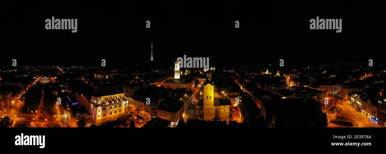 Lviv, Ukraine - August, 2020: Blick auf Lviv Rathaus in der Nacht von Drohne Stockfoto