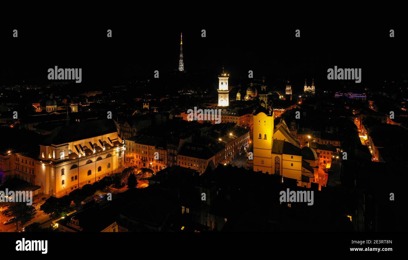 Lviv, Ukraine - August, 2020: Blick auf Lviv Rathaus in der Nacht von Drohne Stockfoto