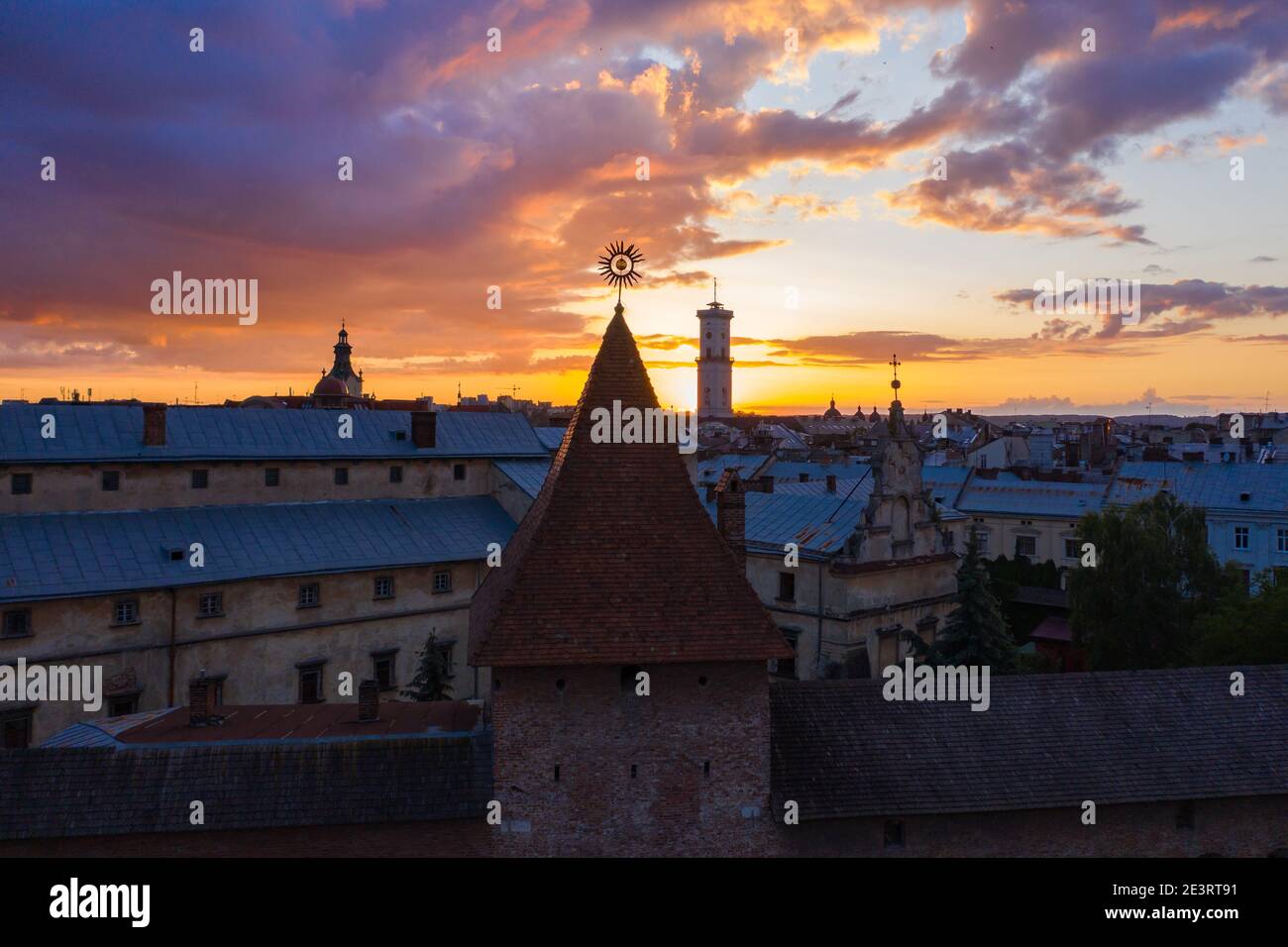 Lviv, Ukraine - August, 2020: Luftaufnahme auf Hlyniany Tor, Rathaus, lateinische Kathedrale, Dormition und Dominikanische Kirchen von Drohne Stockfoto