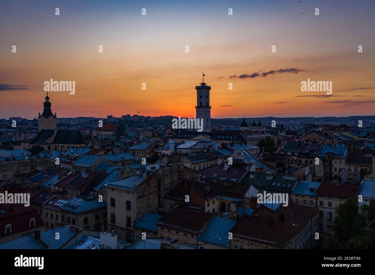Lviv, Ukraine - August , 2020: Luftaufnahme des Rathauses und der lateinischen Kathedrale in Lviv, Ukraine von Drohne Stockfoto