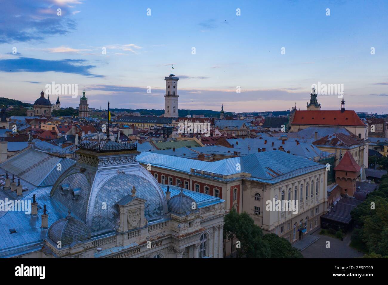 Lviv, Ukraine - August , 2020: Blick auf Lviv Rathaus von Drohne Stockfoto