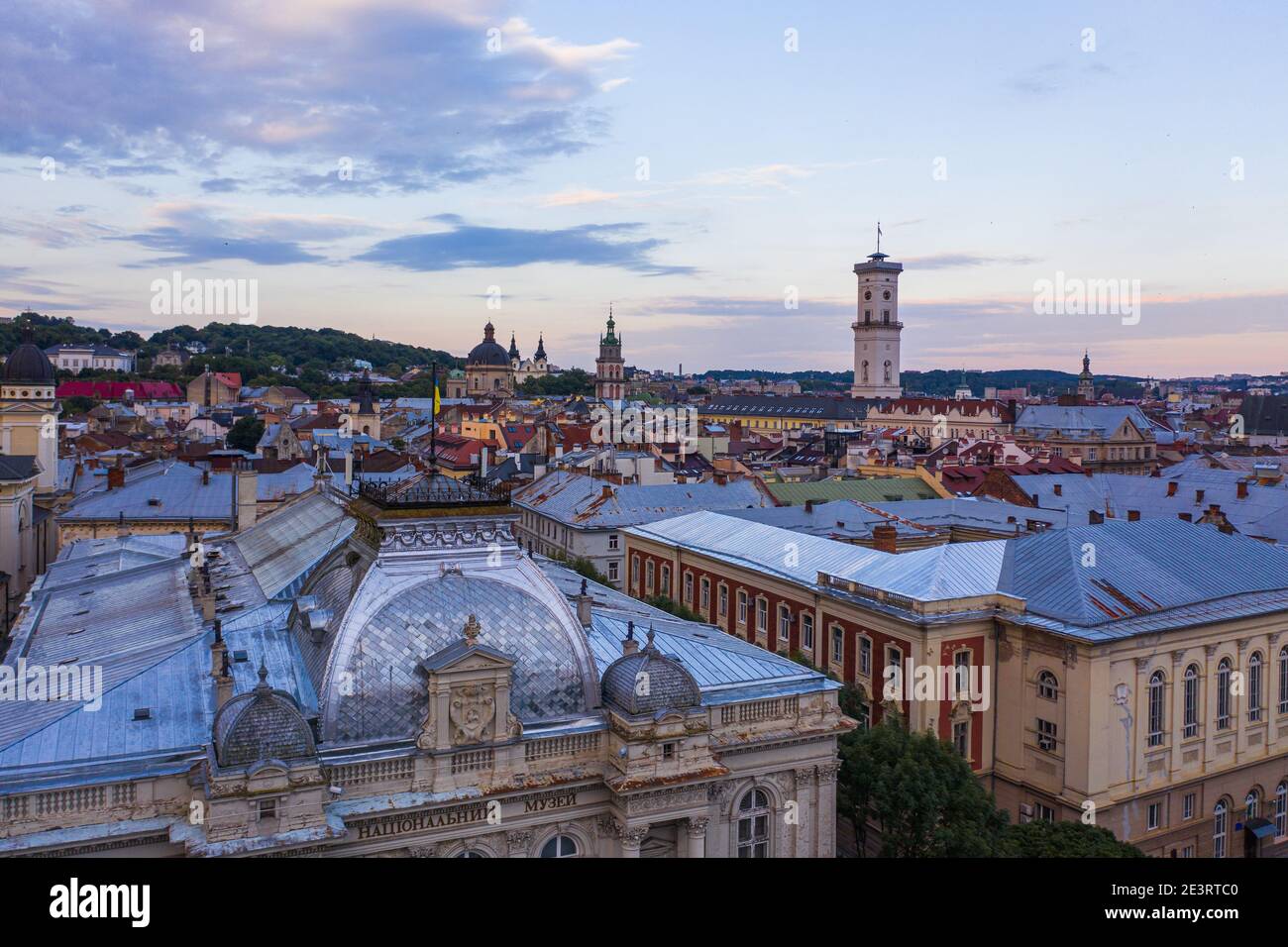 Lviv, Ukraine - August , 2020: Blick auf Lviv Rathaus von Drohne Stockfoto
