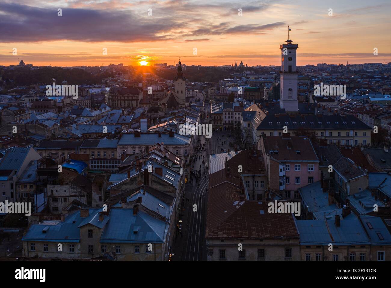 Lviv, Ukraine - August , 2020: Luftaufnahme des Rathauses und der lateinischen Kathedrale in Lviv, Ukraine von Drohne Stockfoto