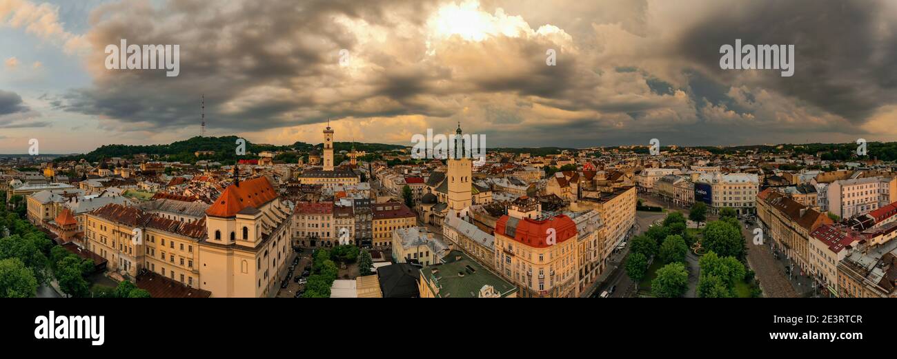 Lviv, Ukraine - August , 2020: Luftaufnahme der Jesuitenkirche, des Rathauses und der lateinischen Kathedrale in Lviv, Ukraine von Drohne Stockfoto