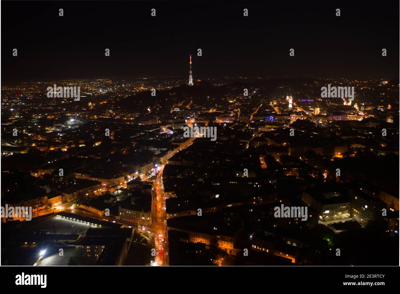 Lviv, Ukraine - August, 2020: Luftaufnahme auf Lviv, Ukraine in der Nacht von Drohne Stockfoto