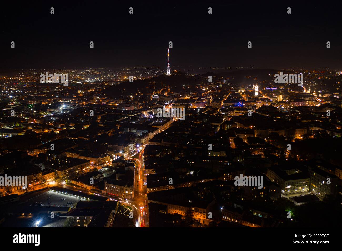 Lviv, Ukraine - August, 2020: Luftaufnahme auf Lviv, Ukraine in der Nacht von Drohne Stockfoto