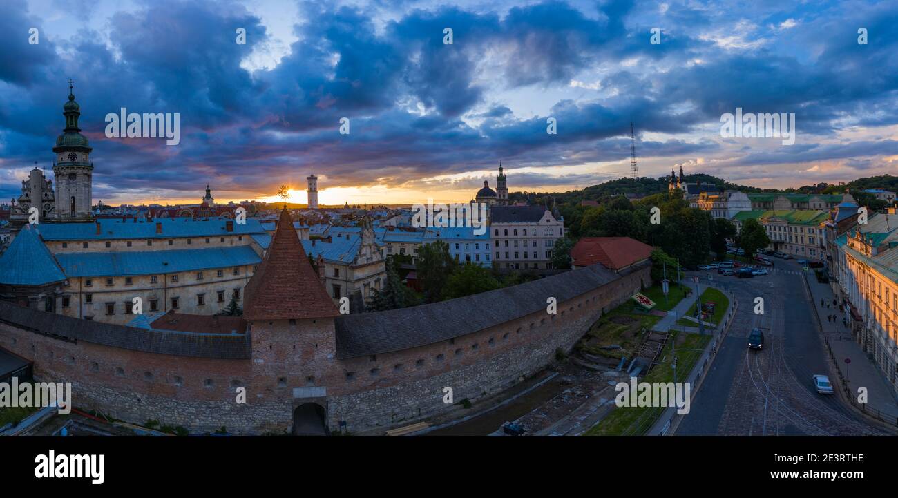 Lviv, Ukraine - August 2020: Luftaufnahme auf Lviv von Drohne Stockfoto