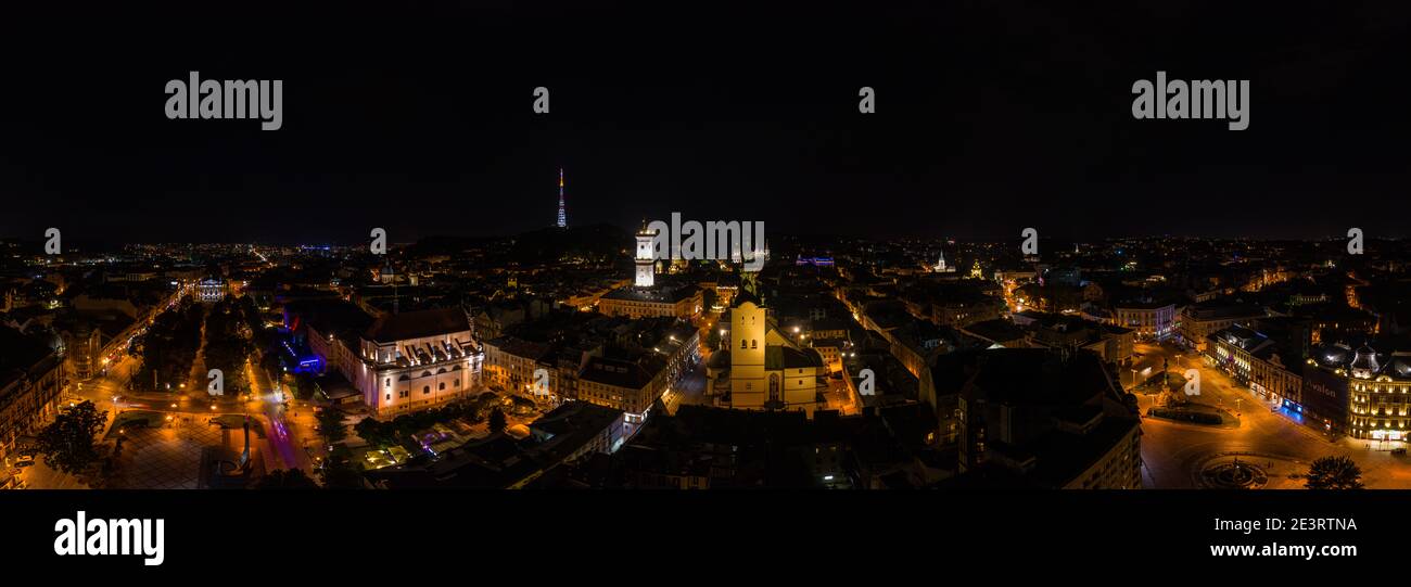 Lviv, Ukraine - August, 2020: Luftaufnahme auf Lviv, Ukraine in der Nacht von Drohne Stockfoto