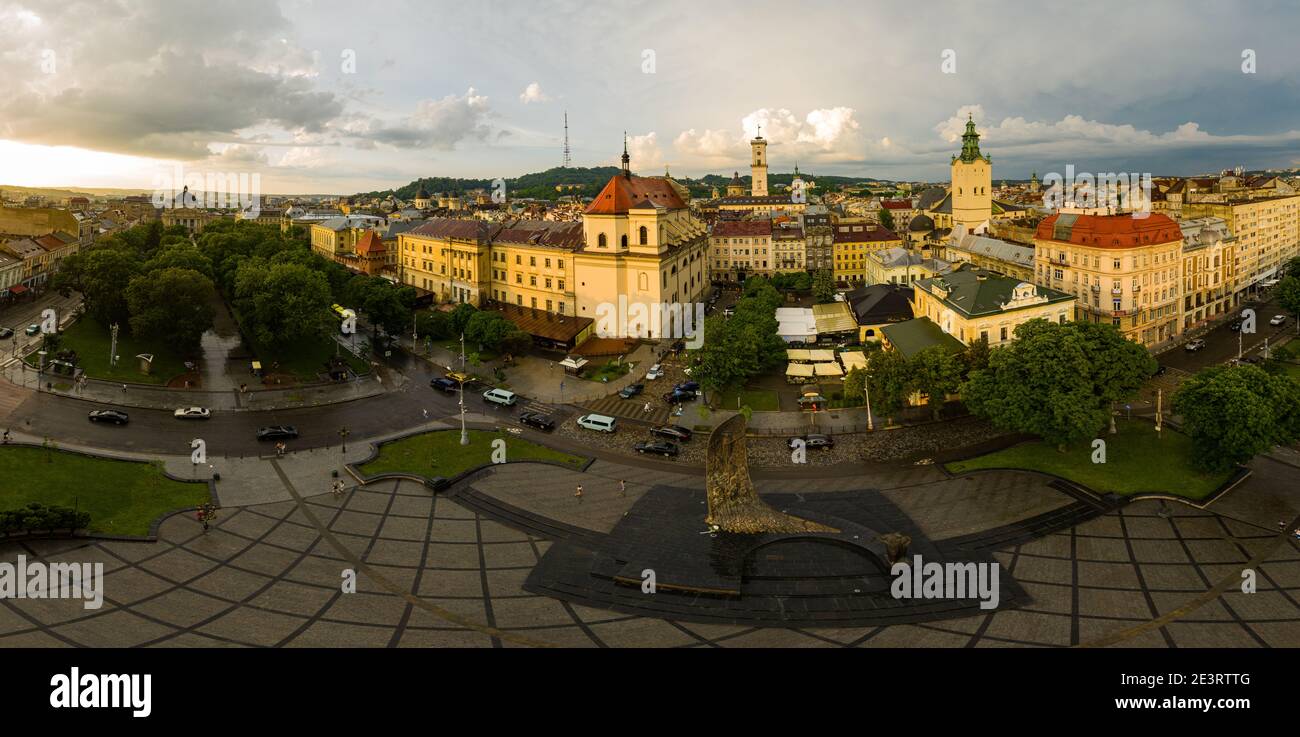 Lviv, Ukraine - August , 2020: Luftaufnahme der Jesuitenkirche, des Rathauses und der lateinischen Kathedrale in Lviv, Ukraine von Drohne Stockfoto