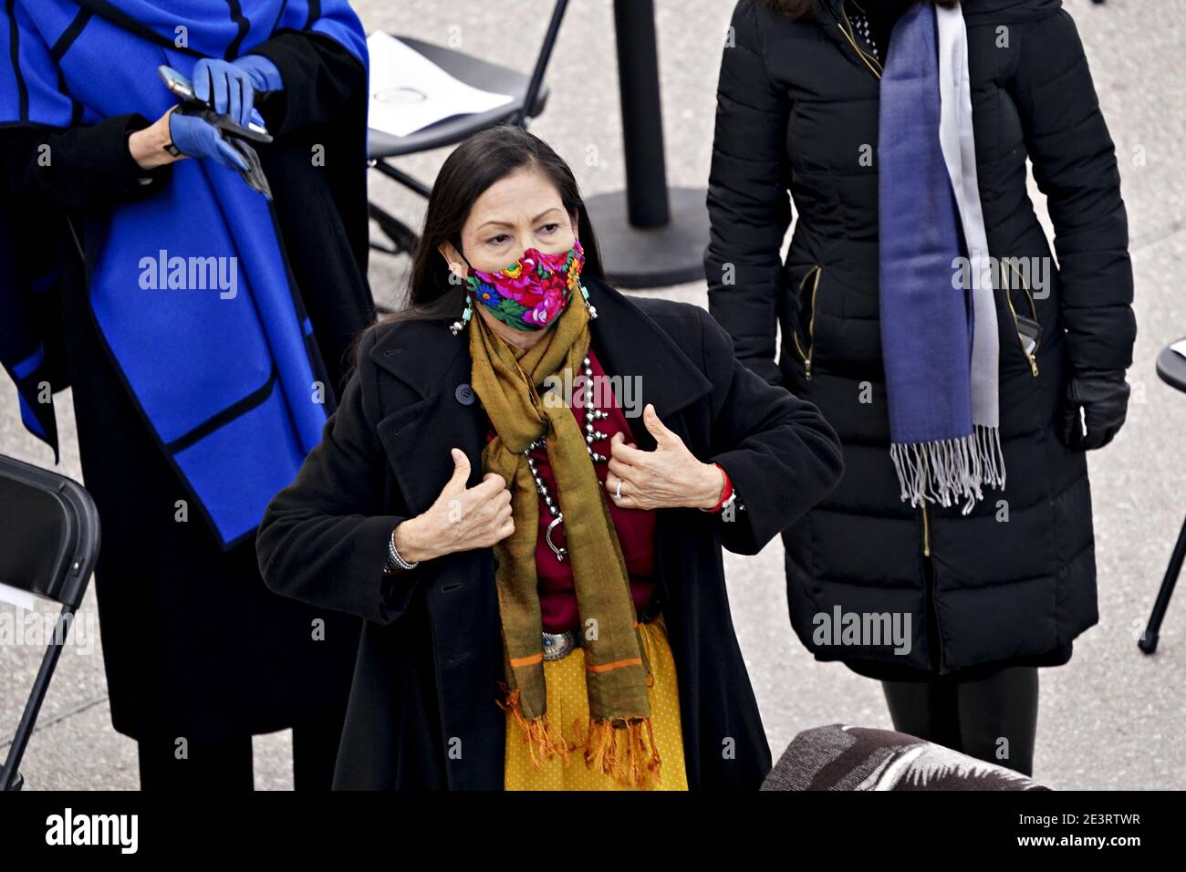 Der Vertreter deb Haaland, ein Demokrat aus New Mexico und US-Innenminister für den designierten US-Präsidenten Joe Biden, trägt eine Schutzmaske, während er am Mittwoch, den 20. Januar 2021, an der 59. Amtseinführung des Präsidenten in Washington, DC, USA teilnahm. Biden wird an seinem ersten Tag als Präsident eine umfassende Reform der Einwanderung vorschlagen, einschließlich eines verkürzten Weges zur US-Staatsbürgerschaft für Migranten ohne Papiere - eine vollständige Umkehr von Donald Trumps Einwanderungsbeschränkungen und -Niederlagen, die jedoch mit großen Hinderungsgründen im Kongress konfrontiert ist. Fotograf: Kevin Dietsch/UPI/MediaPunch Stockfoto
