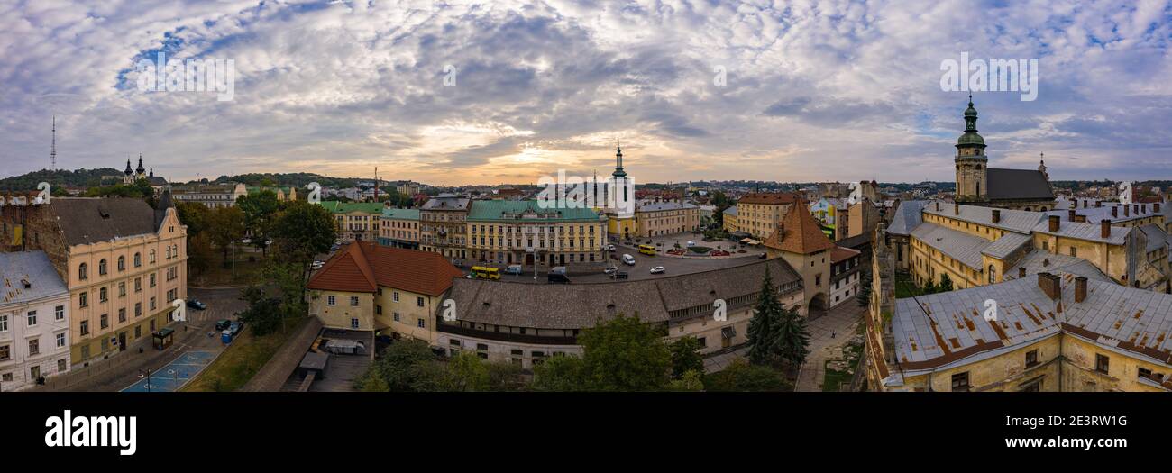 Lviv, Ukraine - August, 2020: Luftaufnahme auf Hlyniany Tor, Bernardine Kirche, Johann Georg Pinsel Museum der Sacral Baroque Skulptur Stockfoto
