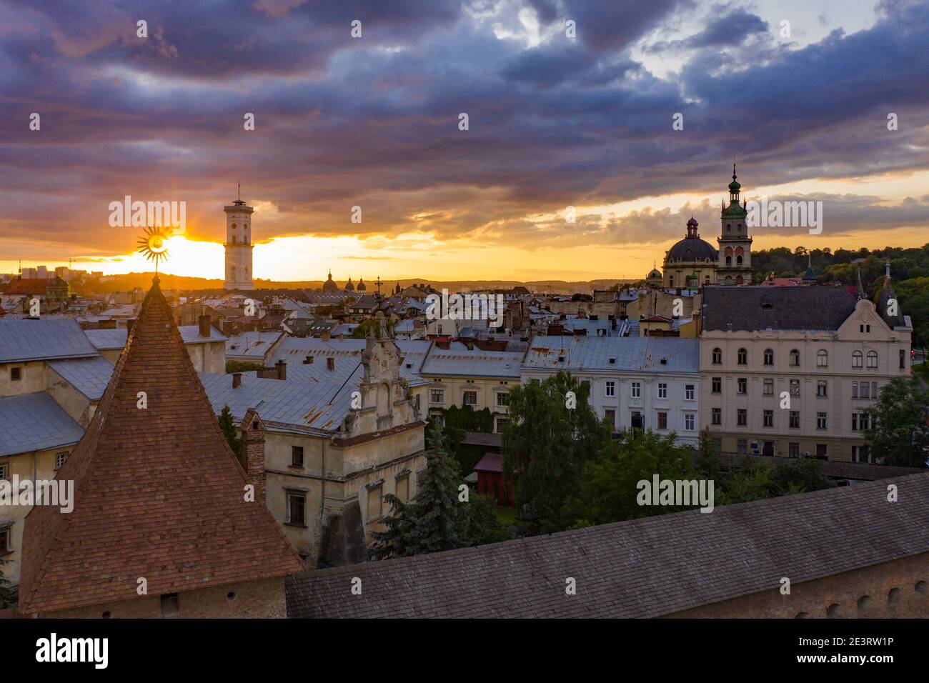 Lviv, Ukraine - August, 2020: Luftaufnahme auf Hlyniany Tor, Rathaus, lateinische Kathedrale, Dormition und Dominikanische Kirchen von Drohne Stockfoto