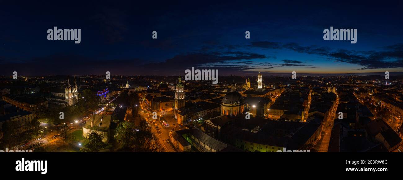 Lviv, Ukraine - August, 2020: Luftaufnahme auf Lviv, Ukraine in der Nacht von Drohne Stockfoto
