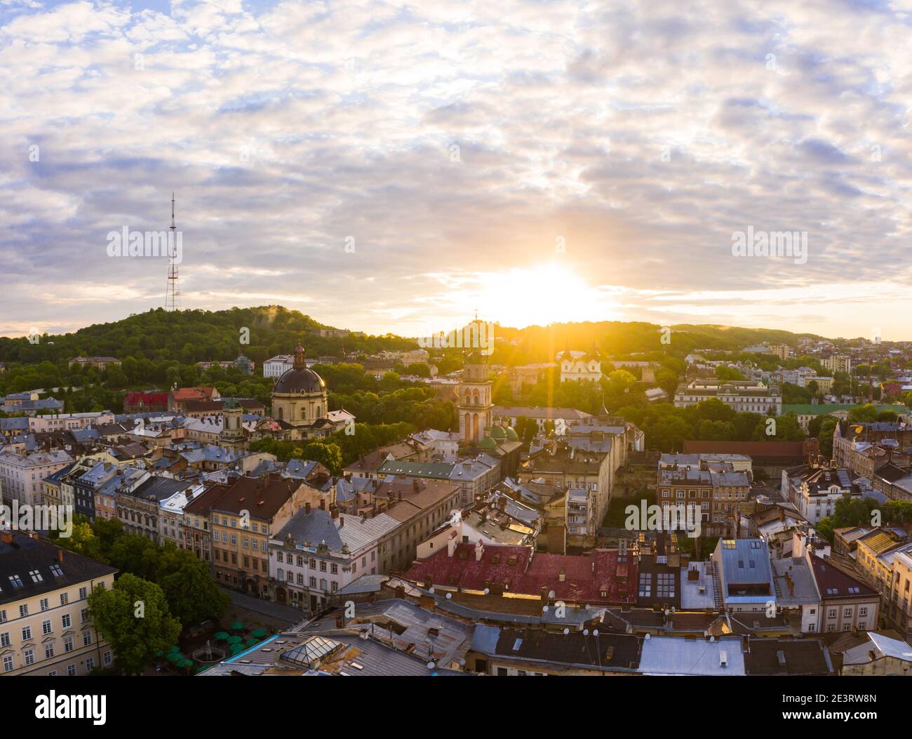 Lviv, Ukraine - August, 2020: Luftaufnahme der Dominikanerkirche und Dormitionskirche in Lviv, Ukraine von Drohne Stockfoto
