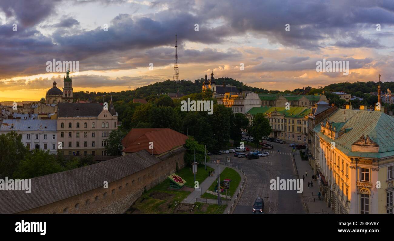 Lviv, Ukraine - August, 2020: Luftaufnahme auf Hlyniany Tor, Rathaus, lateinische Kathedrale, Dormition und Dominikanische Kirchen von Drohne Stockfoto