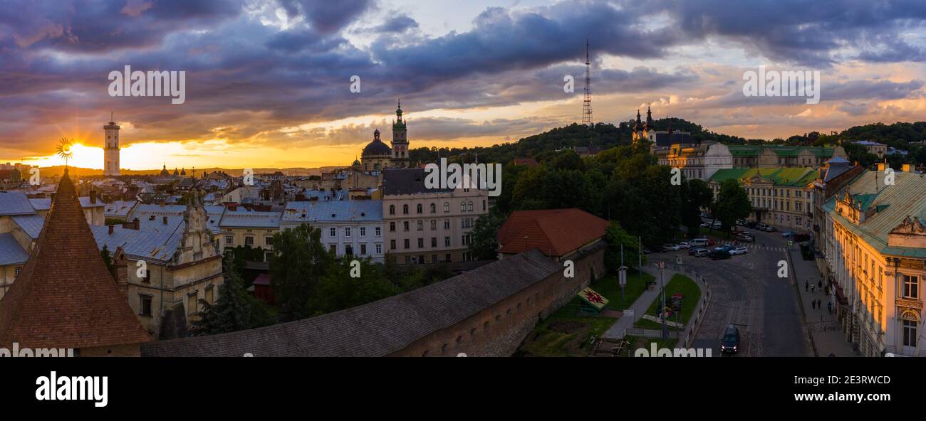 Lviv, Ukraine - August, 2020: Luftaufnahme auf Hlyniany Tor, Rathaus, lateinische Kathedrale, Dormition und Dominikanische Kirchen von Drohne Stockfoto