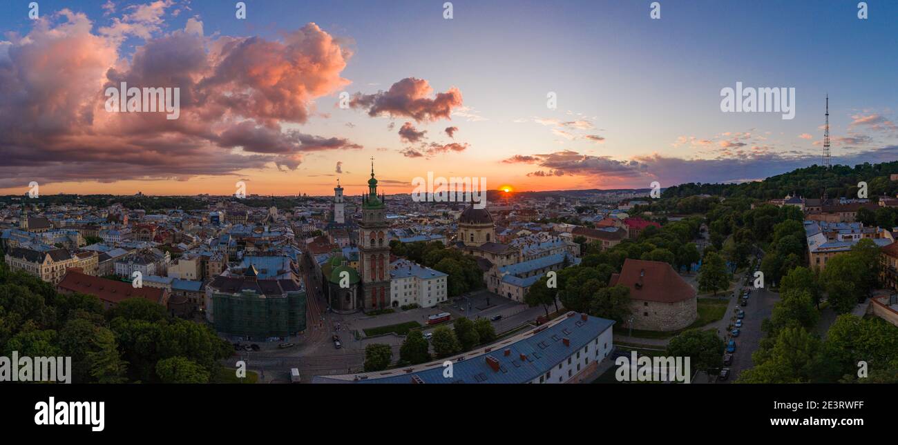 Lviv, Ukraine - August, 2020: Luftaufnahme der Dominikanerkirche und Dormitionskirche in Lviv, Ukraine von Drohne Stockfoto