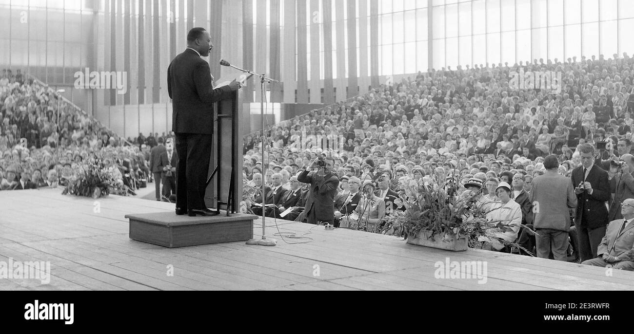 Martin Luther King spricht am 16. August 1964 im RAI Amsterdam in Nordholland. Stockfoto