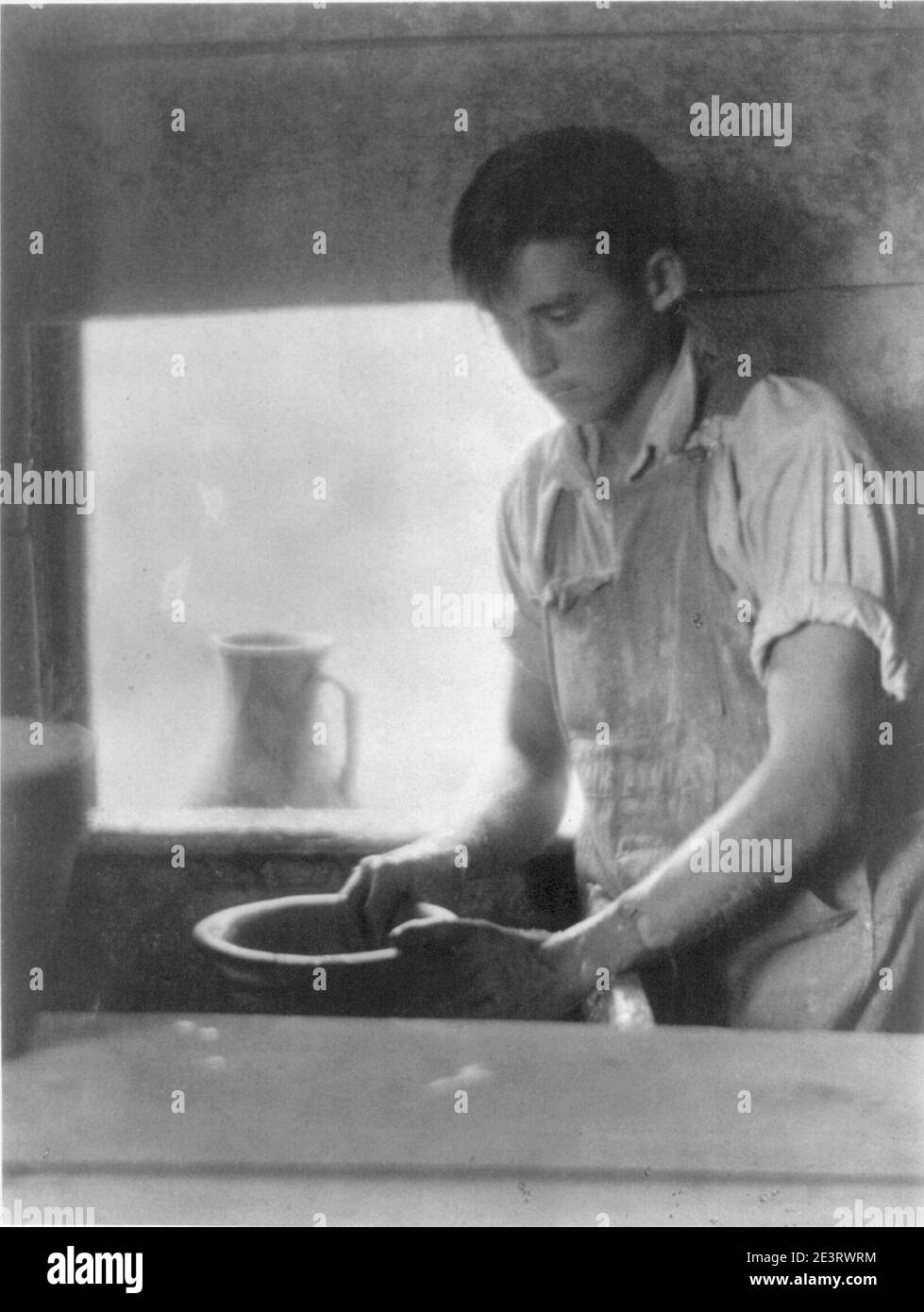 Mann, der an einem Töpferrad arbeitet, Foto von Doris Ulmann - Loc 3a36185u. Stockfoto