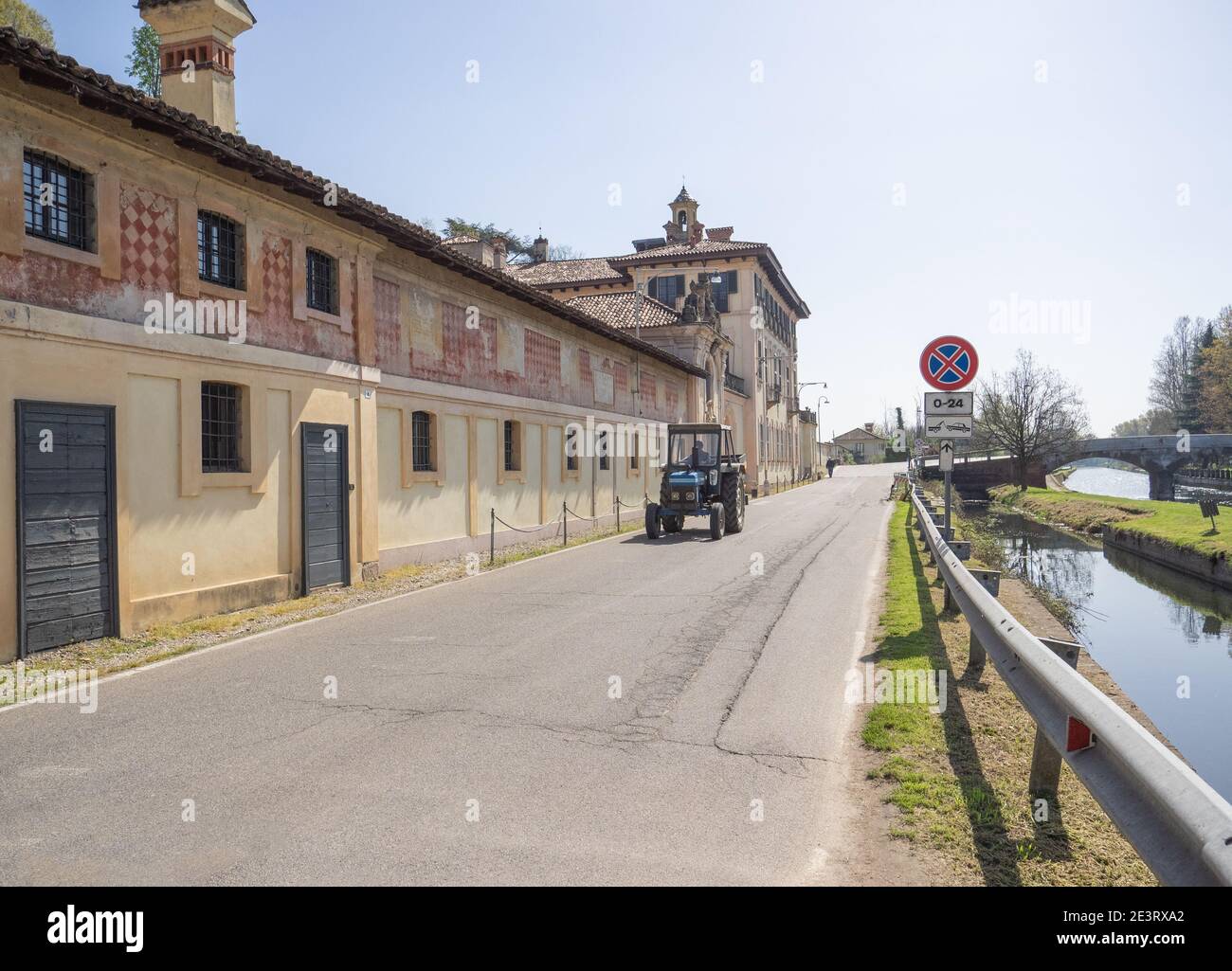 Cassinetta di Lugagnano, landwirtschaftliches Dorf mit alten Villen entlang des Radweges, der entlang des Kanals verläuft, Lombardei, Italien. Stockfoto