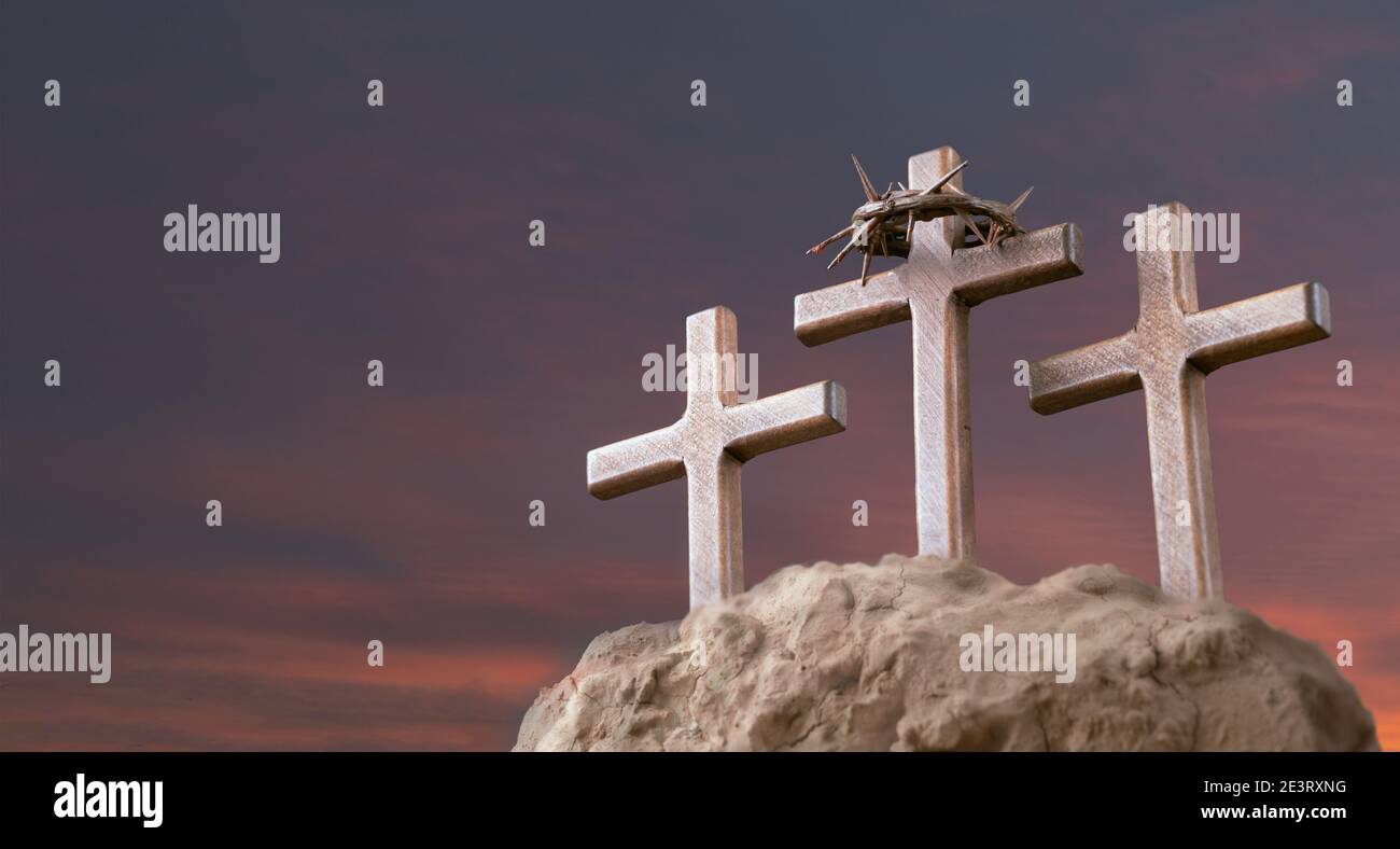 Er ist auferstanden. Holzkreuz auf Sonnenuntergang Himmel Hintergrund mit Kopieplatz für Inschrift. Jesus Christus Auferstehung. Christliches Osterkonzept. Stockfoto