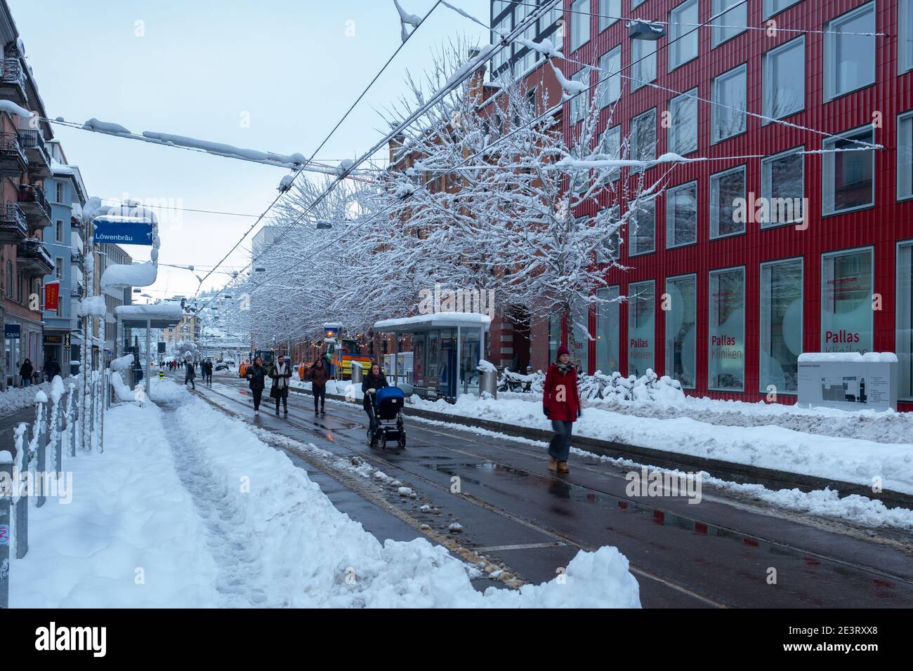 Zürich, Schweiz - 15. Januar 2021: Menschen gehen wegen starkem Schneefall Stockfoto