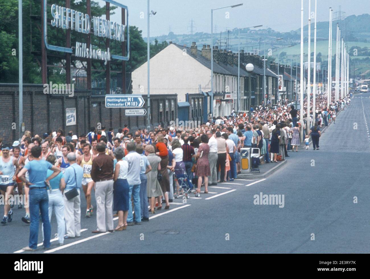 1982 - Sheffield Läufer beim ersten Sheffield Marathon Und Halbmarathon in 1982 auf Parkside Straße Hillsborough.das Rennen Gestartet in Hillsborough in der Nähe der Sheffield Mittwoch Fußballplatz und Beendet in Hillsborough Park Sheffield South Yorkshire England GB UK Europa Stockfoto