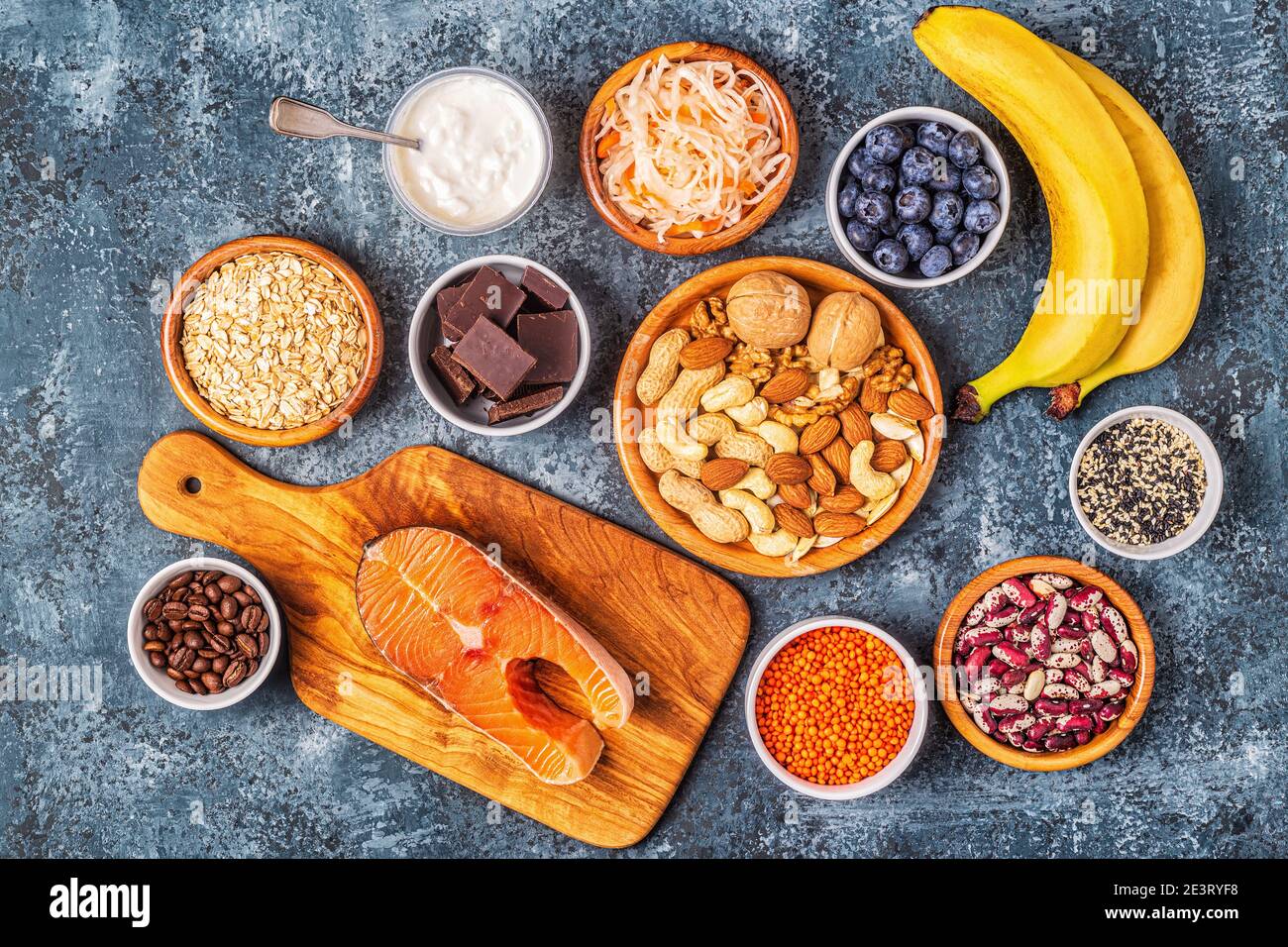 Gesunde Lebensmittel, die Ihre Stimmung anheben - Lachs, dunkle Schokolade, fermentierte Lebensmittel (Sauerkraut, Joghurt), Bananen, Beeren, Nüsse, Hafer, Bohnen, Linsen und Cof Stockfoto