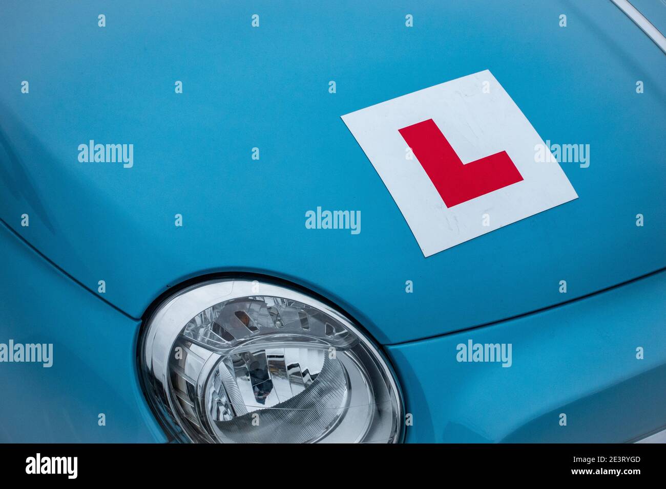 Lerner Fahrer L-Platte auf kleine blaue Fiat-Motorhaube Stockfoto
