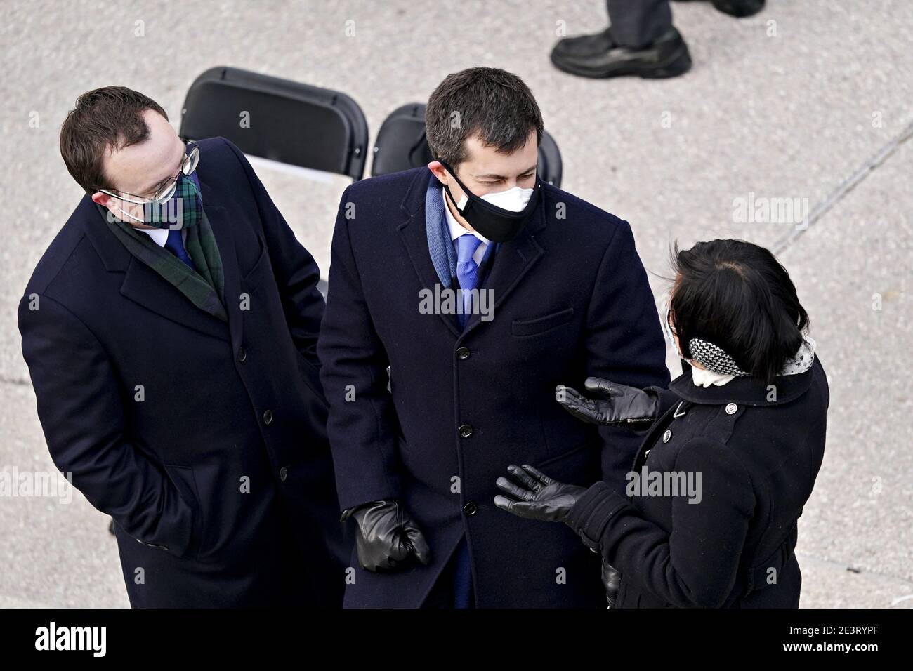 Pete Buttigieg, US-Verkehrssekretär für den designierten US-Präsidenten Joe Biden, Mitte, trägt eine Schutzmaske, während er am Mittwoch, 20. Januar 2021, an der 59. Amtseinführung des Präsidenten in Washington, D.C., USA, teilnahm. Biden wird an seinem ersten Tag als Präsident eine umfassende Reform der Einwanderung vorschlagen, einschließlich eines verkürzten Weges zur US-Staatsbürgerschaft für Migranten ohne Papiere - eine vollständige Umkehr von Donald Trumps Einwanderungsbeschränkungen und -Niederlagen, die jedoch mit großen Hinderungsgründen im Kongress konfrontiert ist. Fotograf: Kevin Dietsch/UPI / MediaPunch Stockfoto