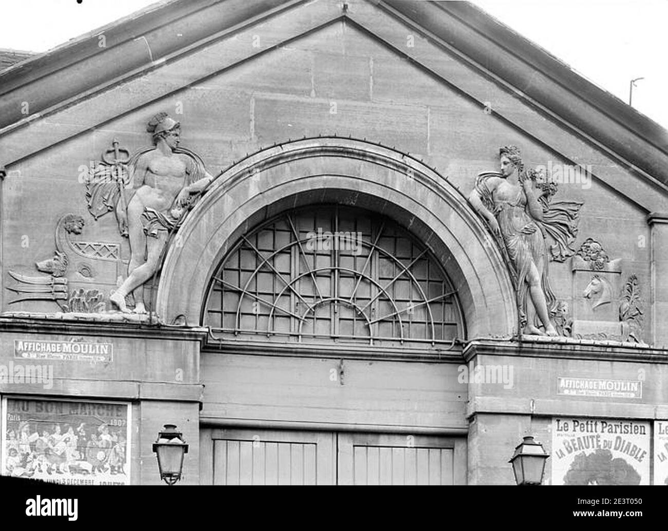 Manufacture des Tabacs (ancienne) mit der Herstellung von Gros-Caillou - Porte, Bas-Relief du fronton - Paris 07 - Médiathèque de l'architecture et du patrimoine Stockfoto