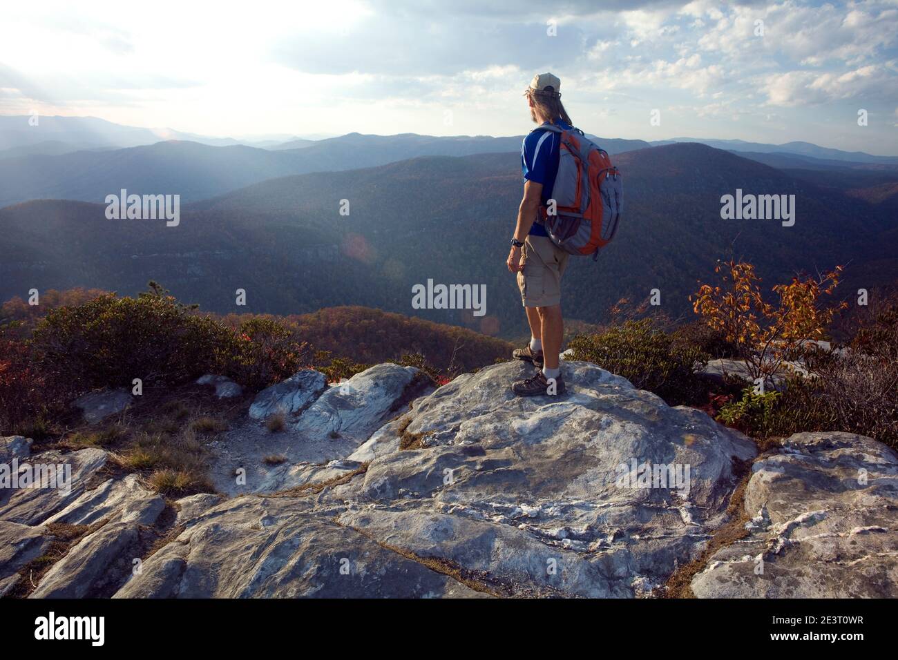 NC00305-00...NORTH CAROLINA - Wanderer auf dem Gipfel des Table Rock Mountain im Pisgah National Forest. Stockfoto